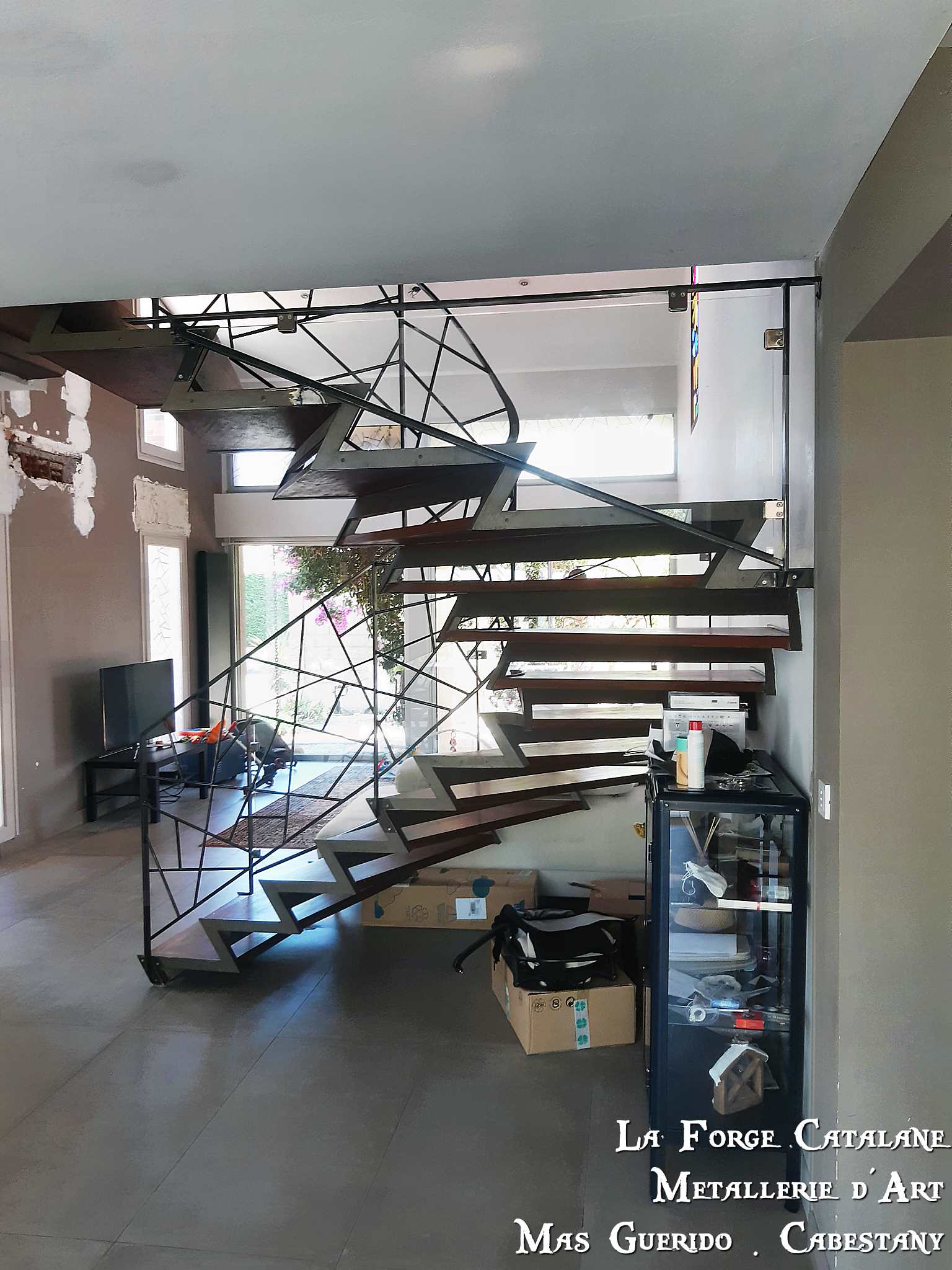 rampant motif moderne avec partie en verre triangulaire et decoupe laser  forge catalane.jpg